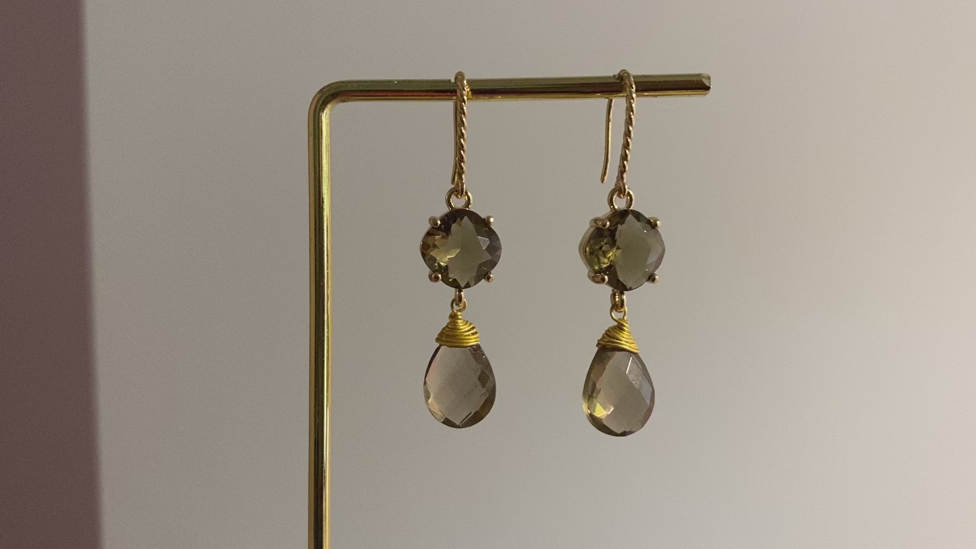 14k vergulde Carolijn oorbellen met draadvormige steker en twee taupe glasbedels, ca. 3 cm lang.