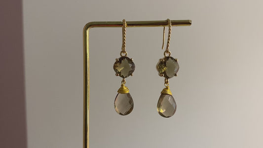 14k vergulde Carolijn oorbellen met draadvormige steker en twee taupe glasbedels, ca. 3 cm lang.
