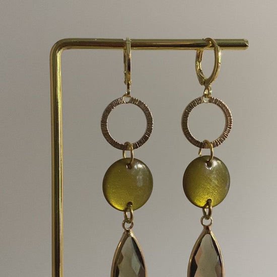 14k vergulde oorbellen Babs met gehamerde ring, groene cabochon en druppelvormige glasbedel.