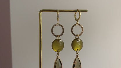 14k vergulde oorbellen Babs met gehamerde ring, groene cabochon en druppelvormige glasbedel.