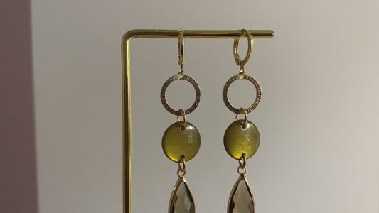 14k vergulde oorbellen Babs met gehamerde ring, groene cabochon en druppelvormige glasbedel.