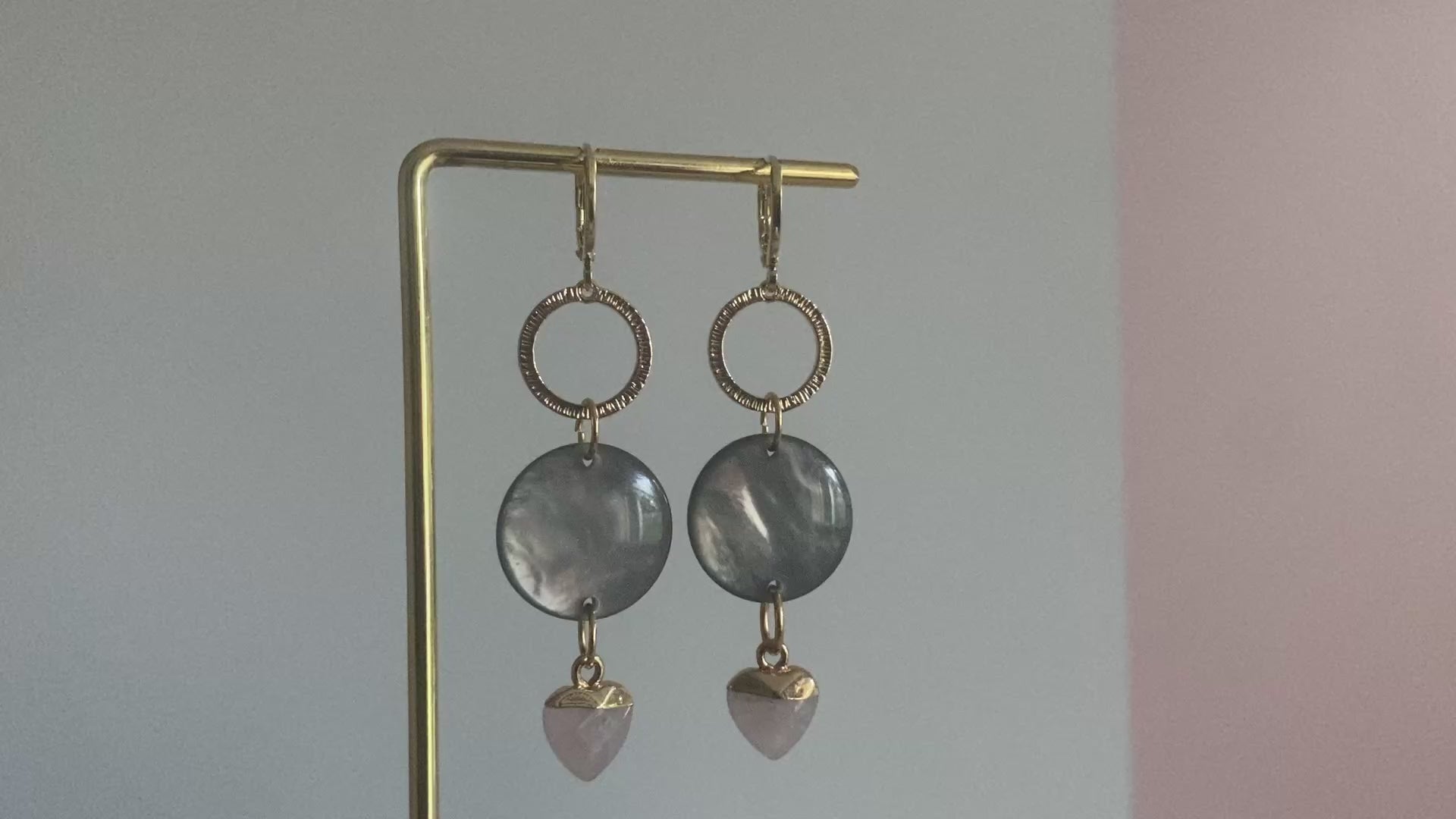14K vergulde stekers met een prachtige glanzende cabochon en een mini natuurstenen hartje 
