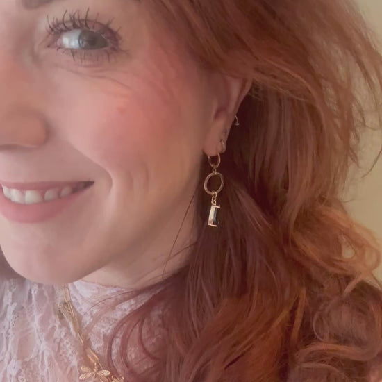 Model met Handgemaakte 14k vergulde Lellebel oorbellen genaamd "Druppel Mir" in een chique kleur blauw