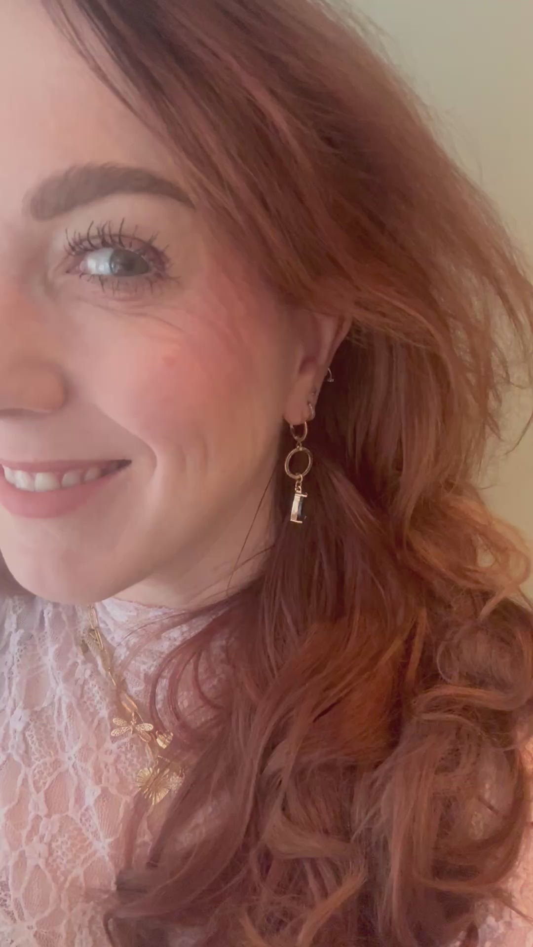 Model met Handgemaakte 14k vergulde Lellebel oorbellen genaamd "Druppel Mir" in een chique kleur blauw