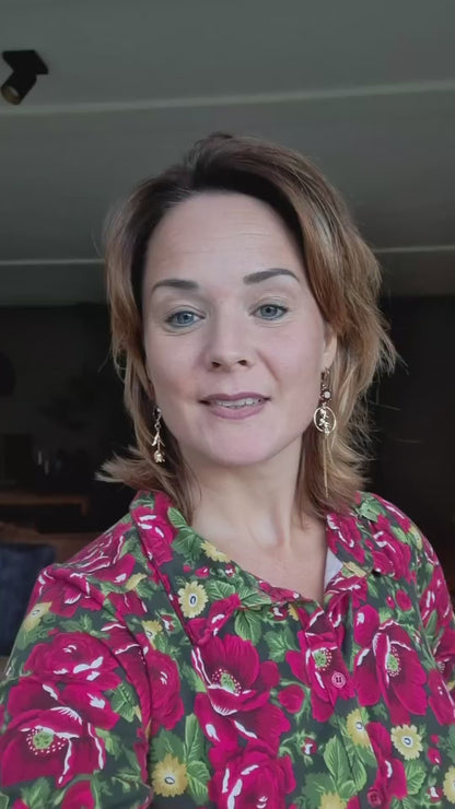 Filmpje van model met Handgemaakt asymmetrisch paar 14K verguld met tulp en blad bedel en burgundy glasbedels 