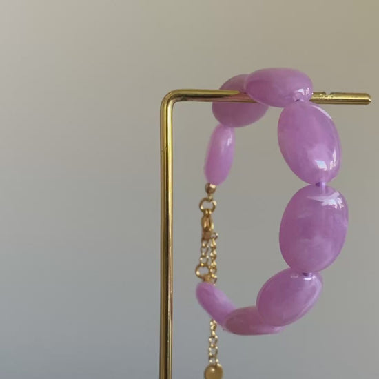 Filmpje van Handgemaakte en verstelbare armband in lila acryl kralen, afgewerkt met een hoogwaardige stainless steel sluiting 