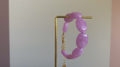 Filmpje van Handgemaakte en verstelbare armband in lila acryl kralen, afgewerkt met een hoogwaardige stainless steel sluiting 