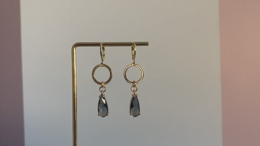 Filmpje van Handgemaakte 14k vergulde Lellebel oorbellen genaamd "Druppel Mir" in grijs 