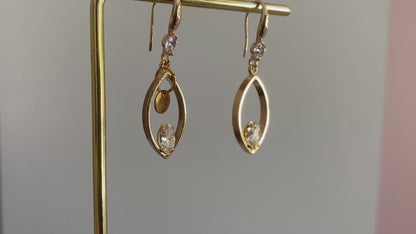 Filmpje van 14K vergulde oorbellen met haakjes met zirkonia steen, druppelvormige hangers met daarin een zirkonia steen een het Lellebel sieraden logo
