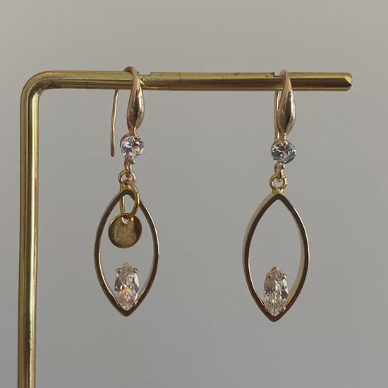 Filmpje van 14K vergulde oorbellen met haakjes met zirkonia steen, druppelvormige hangers met daarin een zirkonia steen een het Lellebel sieraden logo