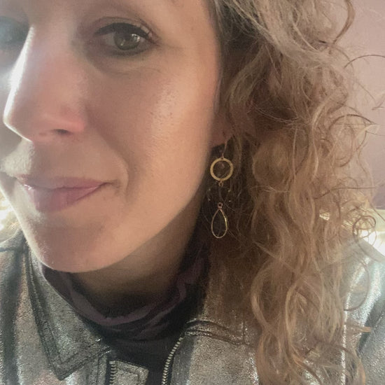 Filmpje van model met Handgemaakt paar met 14k vergulde gouden oorringetjes, gehamerde gouden ringen en grijze glasbedels