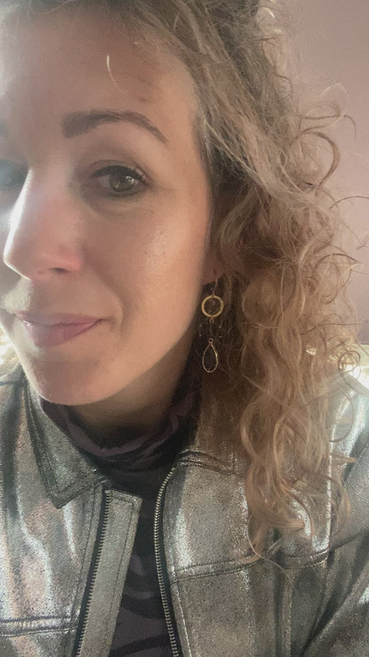 Filmpje van model met Handgemaakt paar met 14k vergulde gouden oorringetjes, gehamerde gouden ringen en grijze glasbedels