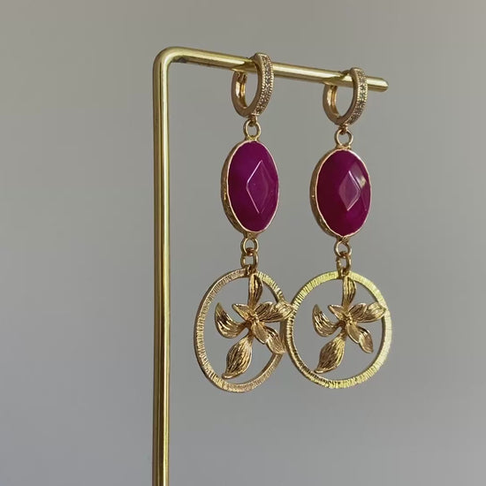 filmpje van Handgemaakte oorbellen zirkonia creolen, fuchsieroze natuurstenen hangers en 14K vergulde en gehamerde ronde hangers met bloembladeren