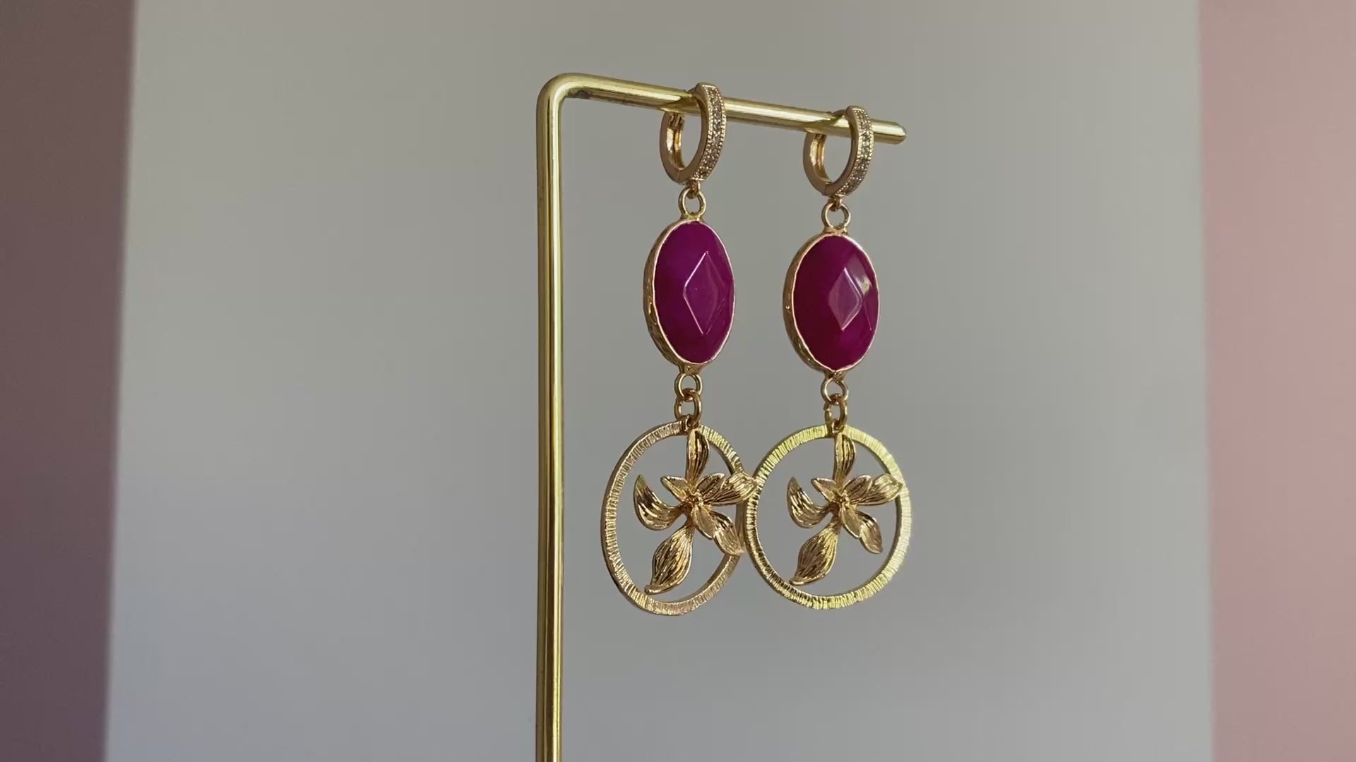 filmpje van Handgemaakte oorbellen zirkonia creolen, fuchsieroze natuurstenen hangers en 14K vergulde en gehamerde ronde hangers met bloembladeren