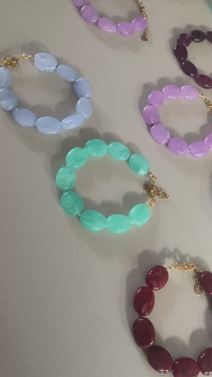 filmpje van Verstelbare armbanden van wijnrode acryl kralen met 14K vergulde sluiting
