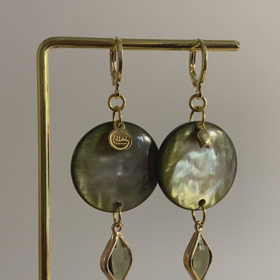 14k vergulde oorbellen met groene cabochon, mini tulp en ruitvormige glasbedel.