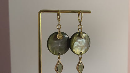 14k vergulde oorbellen met groene cabochon, mini tulp en ruitvormige glasbedel.