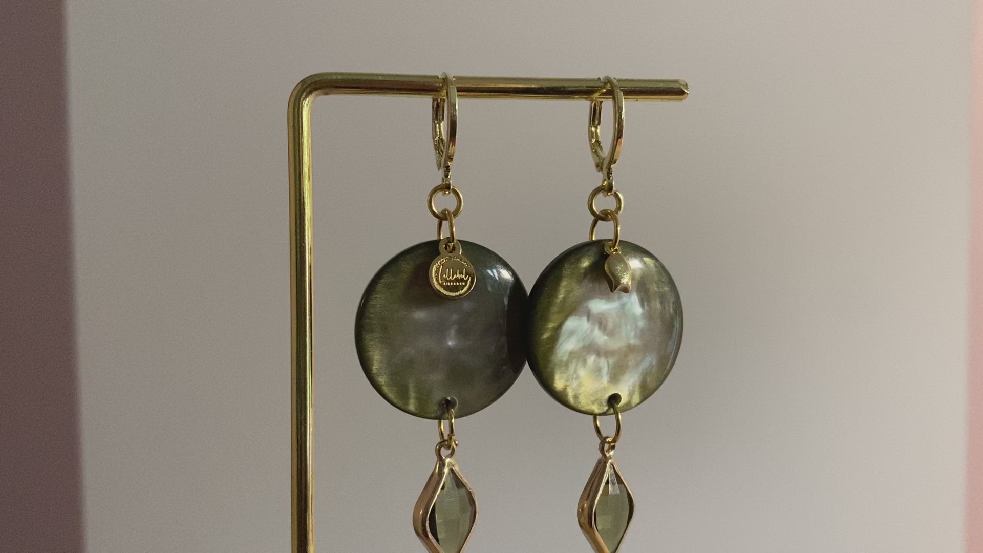 14k vergulde oorbellen met groene cabochon, mini tulp en ruitvormige glasbedel.