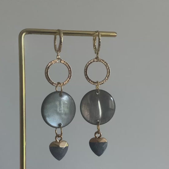 14K vergulde stekers met een prachtige glanzende cabochon en een mini natuurstenen hartje 