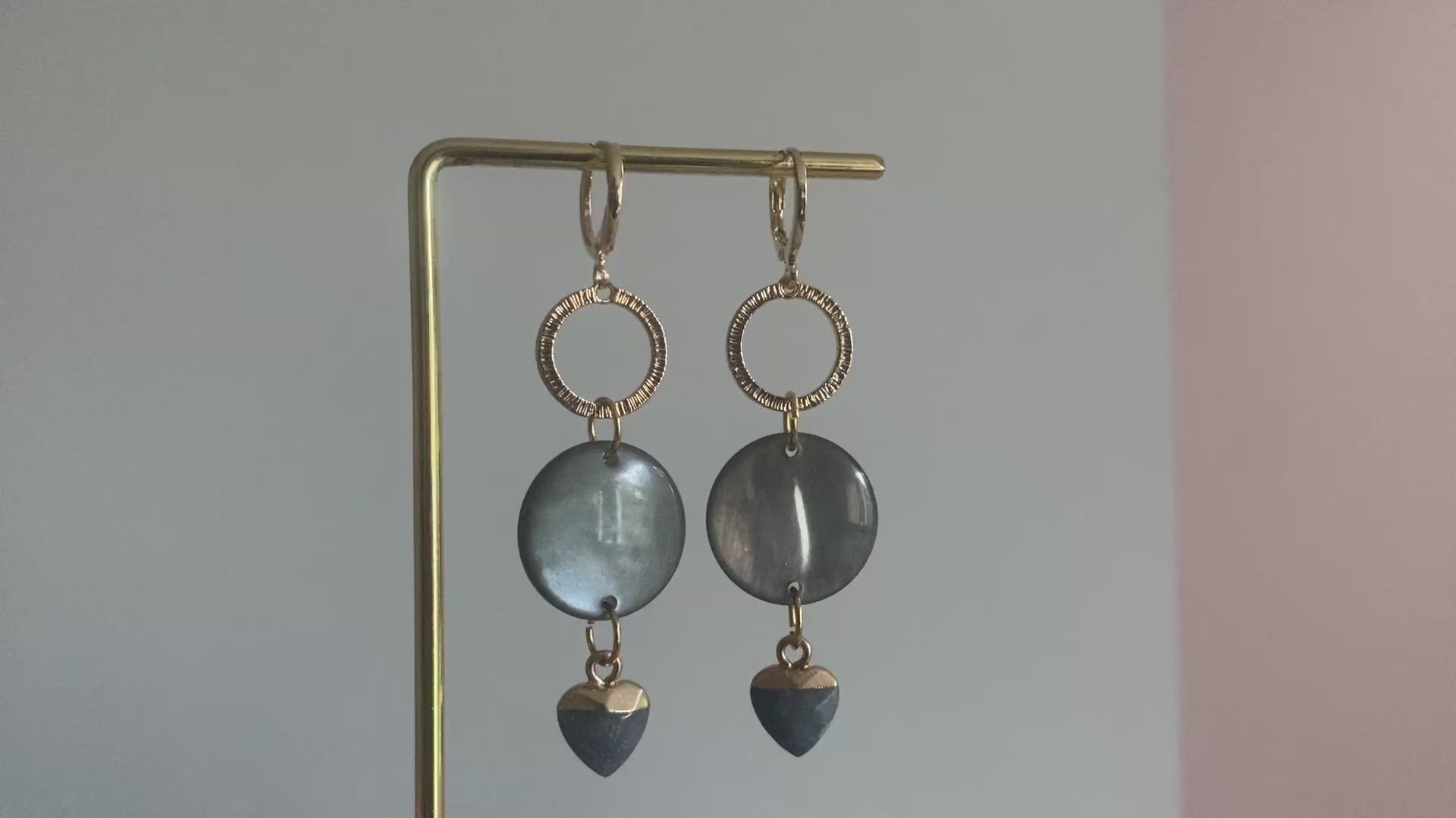 14K vergulde stekers met een prachtige glanzende cabochon en een mini natuurstenen hartje 