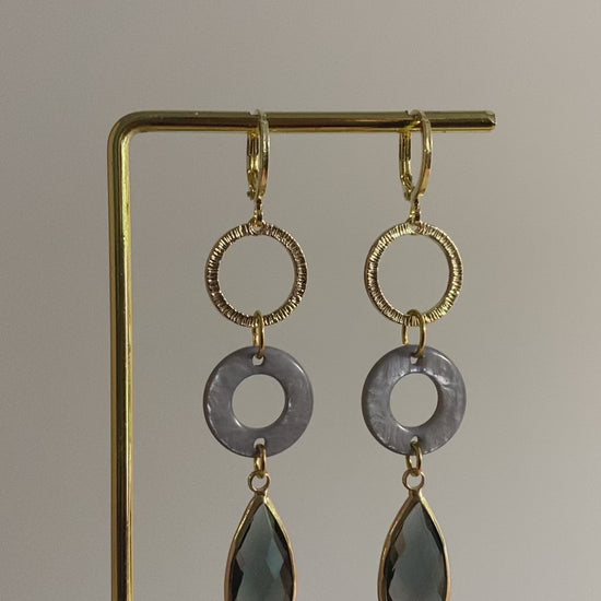 14k vergulde Barbara oorbellen met gehamerde ring, blauwe cabochon en grijze druppelvormige glasbedel.
