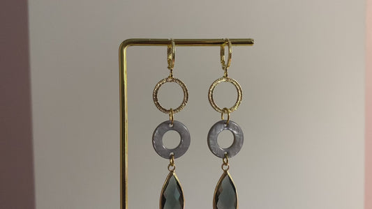 14k vergulde Barbara oorbellen met gehamerde ring, blauwe cabochon en grijze druppelvormige glasbedel.