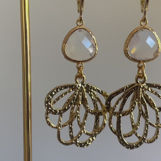 Handgemaakte 14K vergulde oorbellen met 14K oorringetjes, een vergulde hanger en prachtige asymmetrische witte glasbedels 