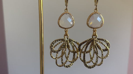 Handgemaakte 14K vergulde oorbellen met 14K oorringetjes, een vergulde hanger en prachtige asymmetrische witte glasbedels 