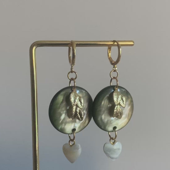 14K vergulde oorringetjes met blad
Bedels, mosgroene cabochons in catseye en een mini hartje in schelp