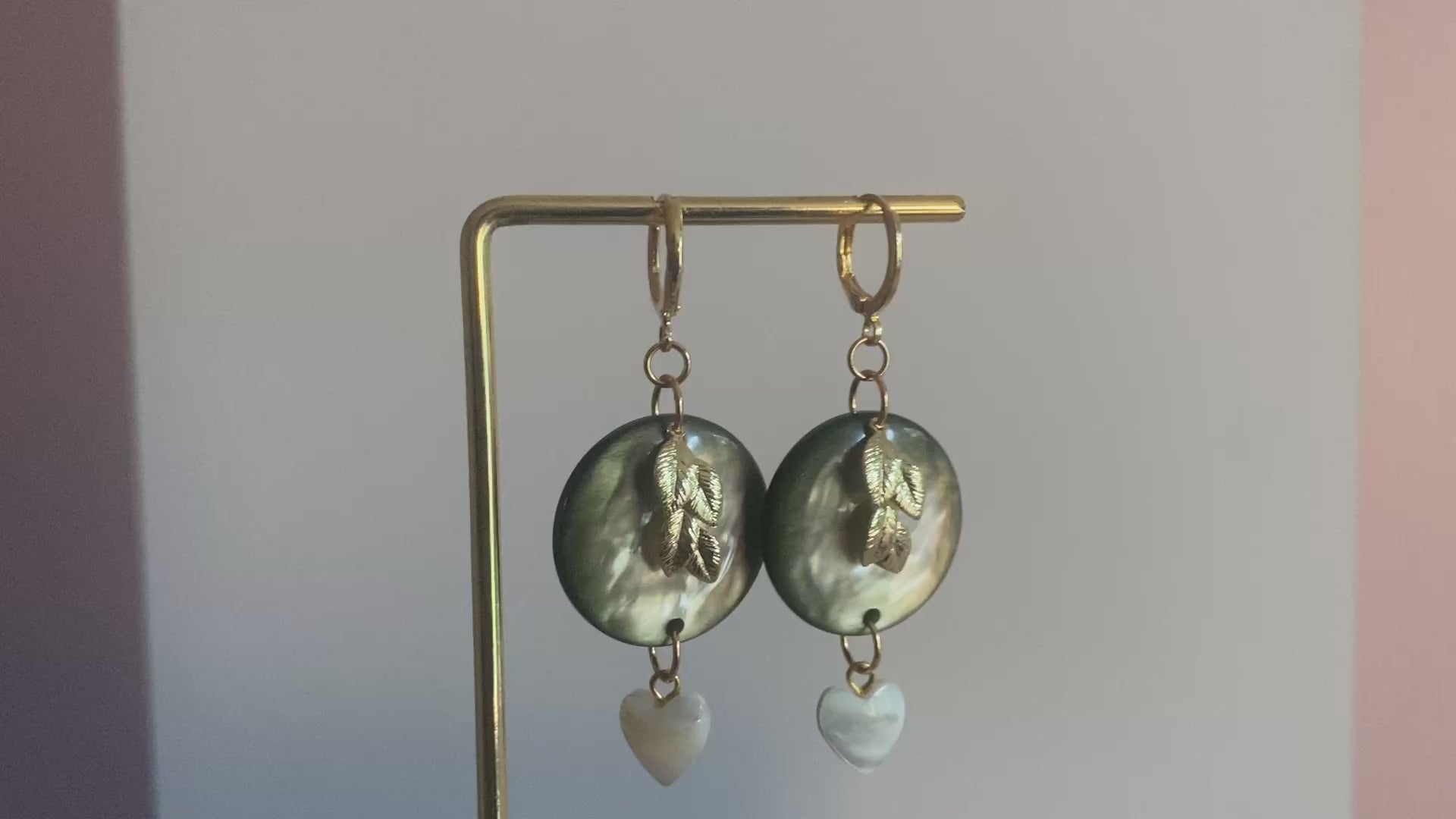 14K vergulde oorringetjes met blad
Bedels, mosgroene cabochons in catseye en een mini hartje in schelp