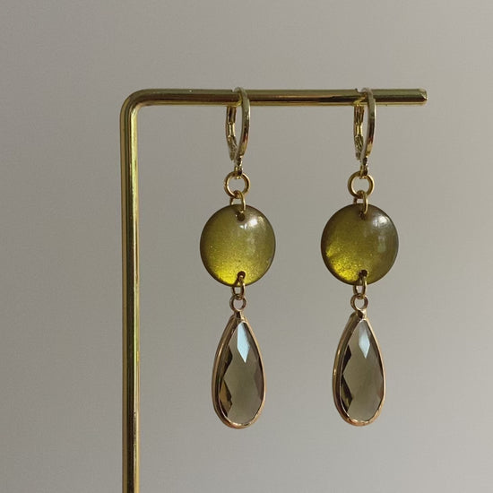 14k vergulde oorbellen met groene cabochon en druppelvormige glasbedel, zusje van Babs, zonder gehamerde ring.