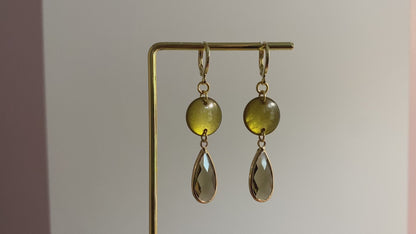 14k vergulde oorbellen met groene cabochon en druppelvormige glasbedel, zusje van Babs, zonder gehamerde ring.