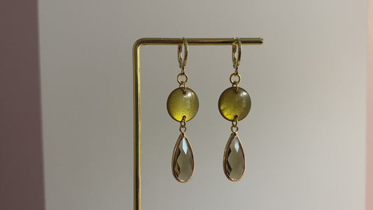 14k vergulde oorbellen met groene cabochon en druppelvormige glasbedel, zusje van Babs, zonder gehamerde ring.