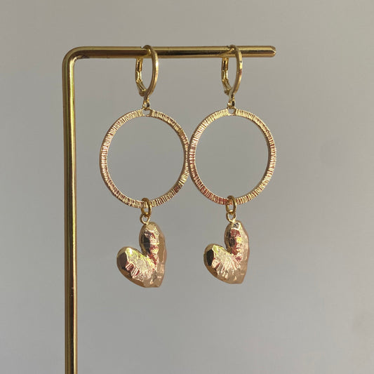 14K vergulde oorbellen met een gehamerde ronde hanger en schuin hangende gehamerde harten