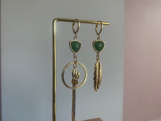 Handgemaakt asymmetrische oorbellen met groene glasbedels, 14K vergulde gehamerde bedels in een ring en blaadjes.