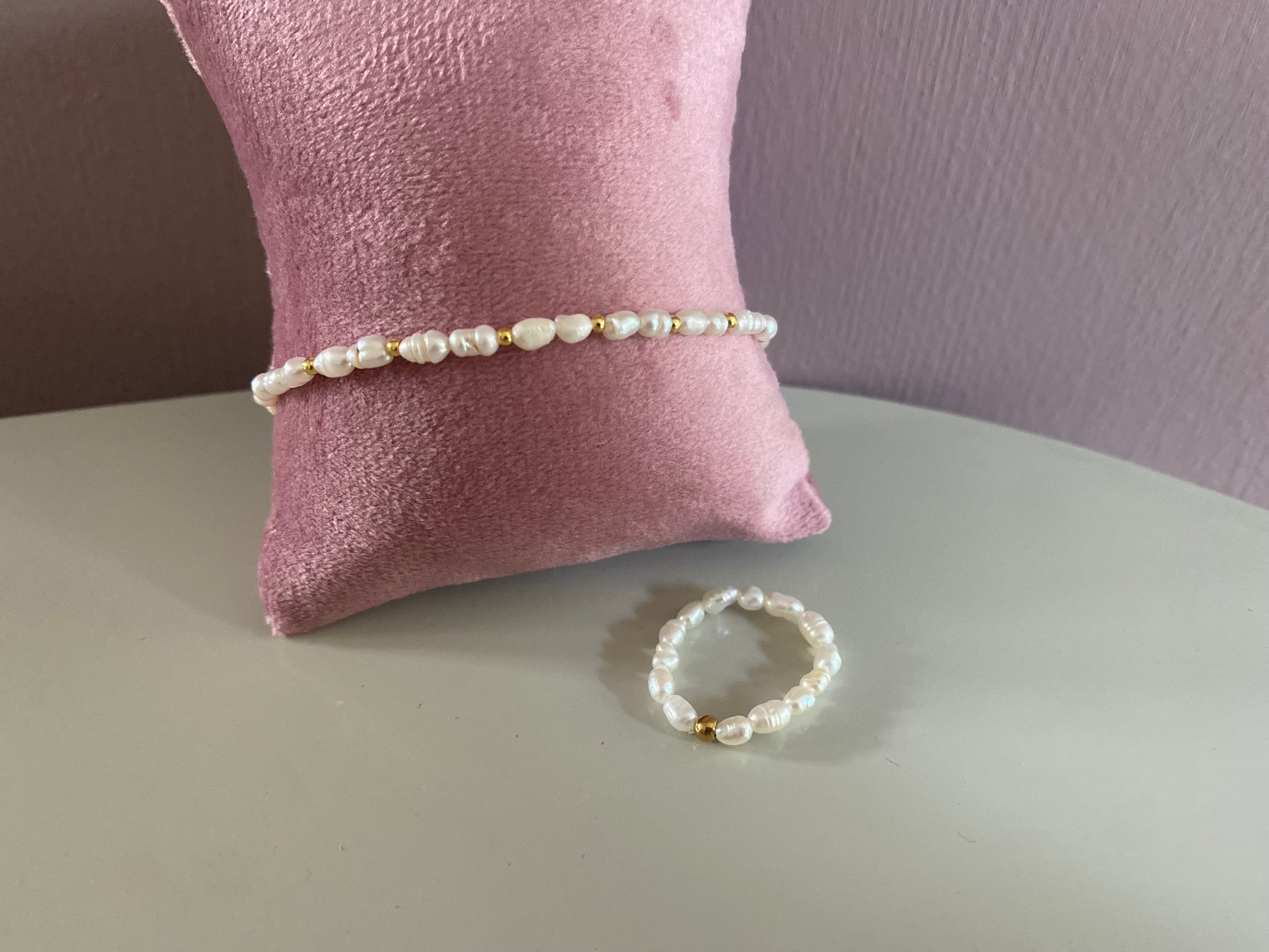 Set van armband en ring met echte zoetwaterparels (2–3 mm) en goldfilled kralen, armband tot 20 cm met sluiting, ring met elastiek.